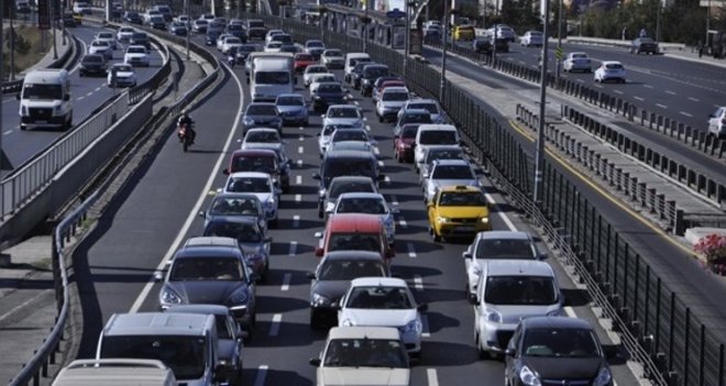 İzmir'de trafiğe kaydı yapılan taşıt sayısı azaldı