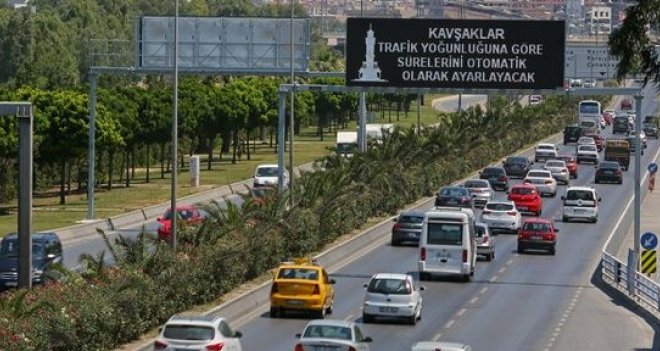 İzmir'de trafiğe kayıtlı araç sayısı arttı