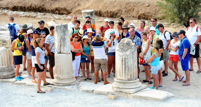 İzmir'de turist sayısı yarı yarıya azaldı