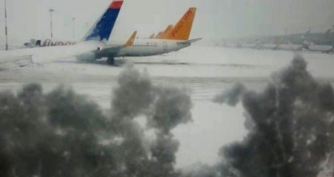 İzmir'de uçak seferleri aksadı...