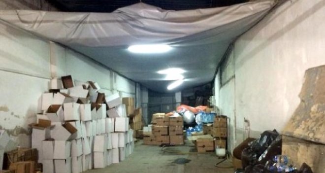 İzmir'de yüzlerce şişe sahte içki ele geçirildi
