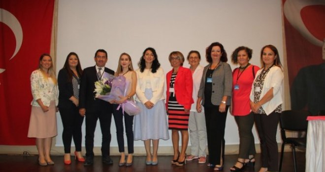 İzmir'deki hastane eczacıları sempozyumda bir araya geldi 