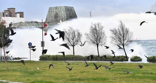 İzmir'i şiddetli lodos vurdu...