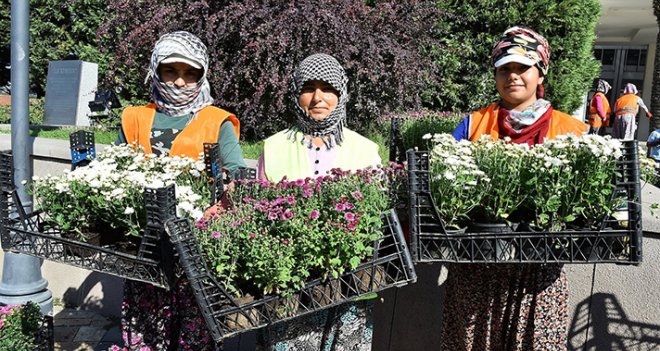 İzmir'in parklarına kadın eli değdi