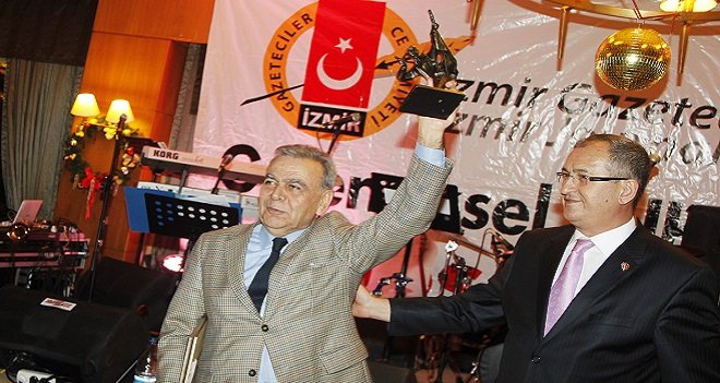 İzmirli gazeteciler Kuşadası'nda yeni yılı kutladı