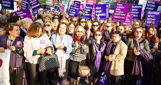 İzmirli kadınlar şiddete karşı yürüdü...