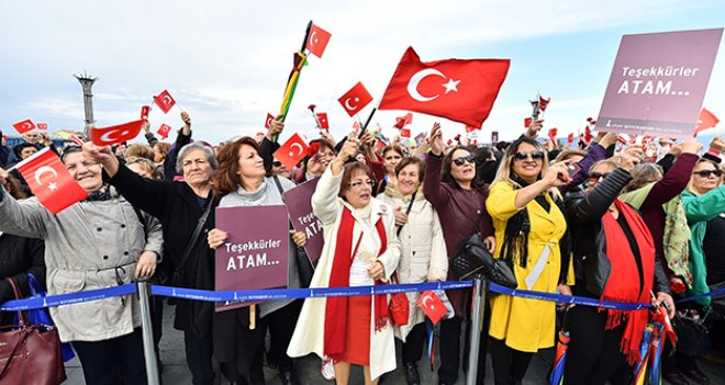 İzmirli kadınlardan coşkulu kutlama...