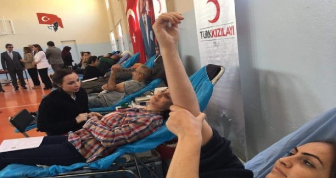 İzmirli öğrenciler ''İzmir sana kanım feda'' dedi