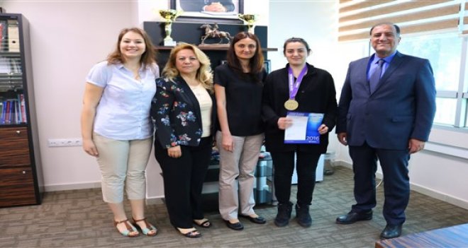 İzmirli Serra, bilimde dünya birincisi