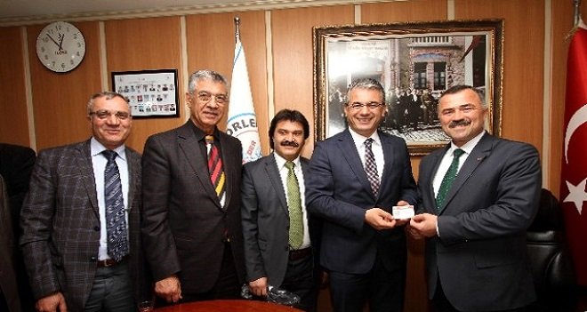 İzmirli şoförlerden Karşıyakalı 2 öğrenciye burs...