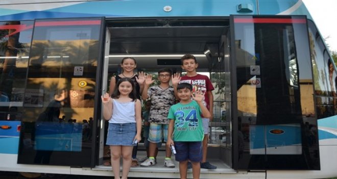 İzmirlilerden tramvaya tam not