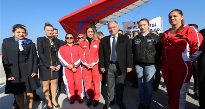 Kadınlar İzmir'in üzerinde uçtu