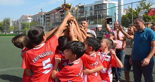 Kadızade Zühtü Işıl U-11 Futbol Turnuvası'nda Yamaçgücü şampiyon