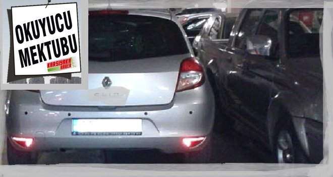 Kaldırımlar dolu, yolda çift sıra park etmiş araba...