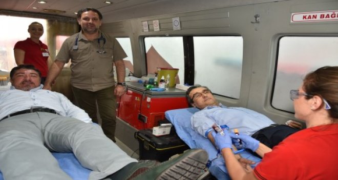 Kan stoğuna Kaymakam Yücel'den destek