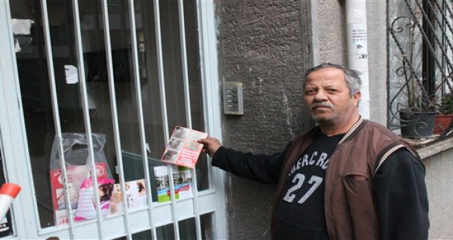 Kapı kapı dolaşıp çalınan köpeğini arıyor