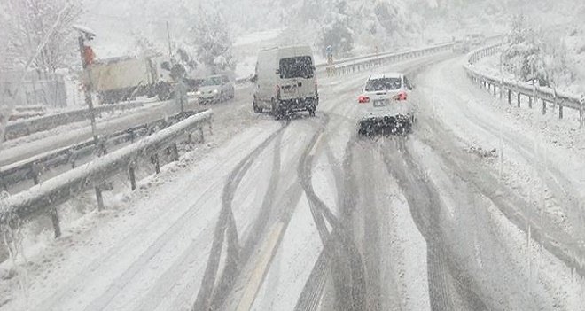 Kar, İzmir Manisa yolunu kapattı