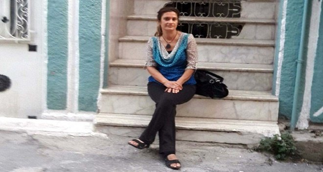 Karşıya geçmeye çalışan öğretmene servis aracı çarptı, öldü...