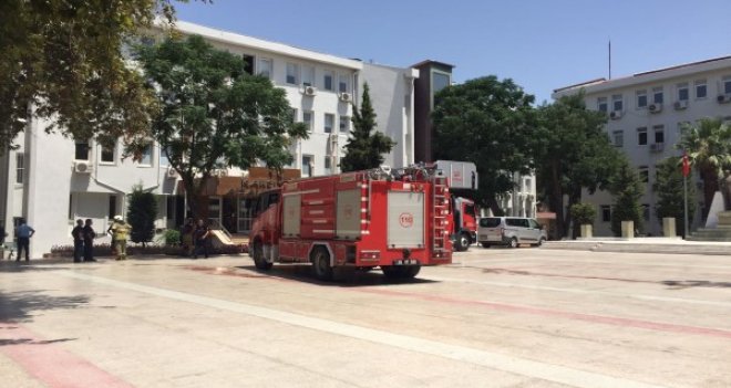Karşıyaka Adliyesi'nde çıkan yangın panik yarattı...