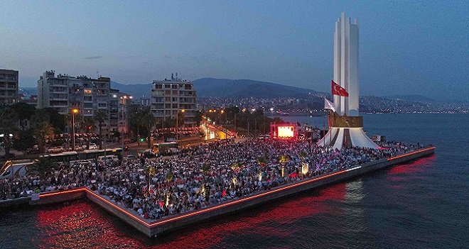 Karşıyaka Anıt'ta anlamlı gecede iftar…