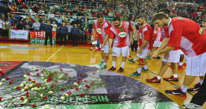Karşıyaka Arena'da Özgecan Aslan unutulmadı!..