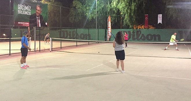 Karşıyaka Belediye Başkanlığı 2. Tenis Turnuvası düzenlendi
