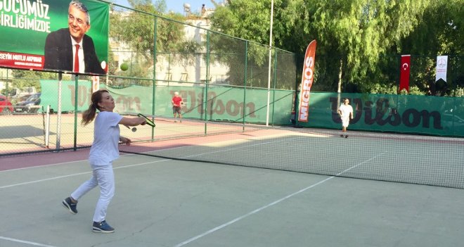 Karşıyaka Belediye Başkanlığı Tenis Turnuvası başladı