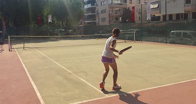 Karşıyaka Belediye Başkanlığı Tenis Turnuvası'nda heyecan devam ediyor...
