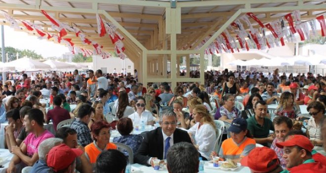 Karşıyaka Belediyesi çalışanları bayram yemeğinde buluştu