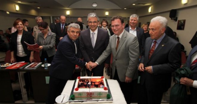 Karşıyaka Belediye Meclisi'nde pastalı kutlama