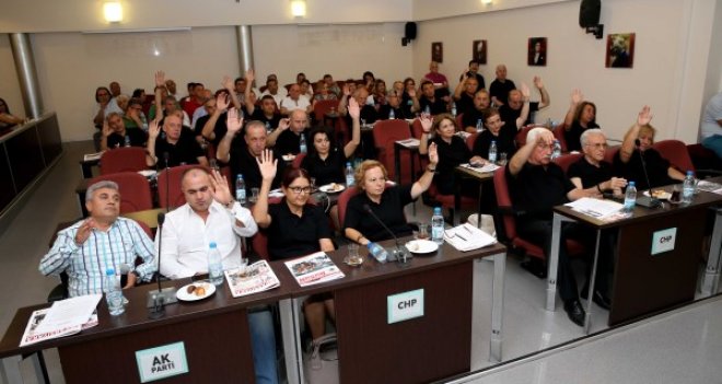 Karşıyaka Belediye Meclisi'nde siyah protesto