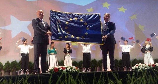 Karşıyaka Belediyesi Avrupa Şeref Bayrağını teslim aldı