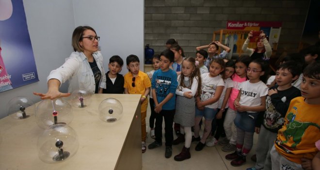 Karşıyaka Belediyesi Bilim Merkezi’ne ziyaretçi akını