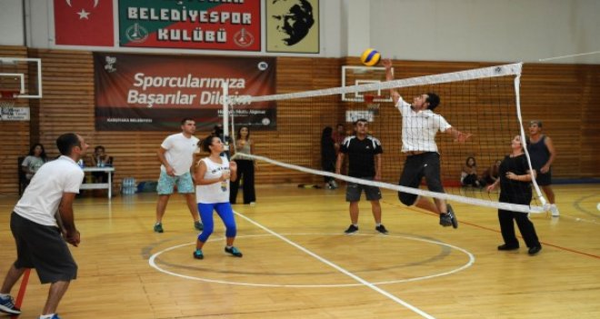 Karşıyaka Belediyesi çalışanları filede ter döktü 