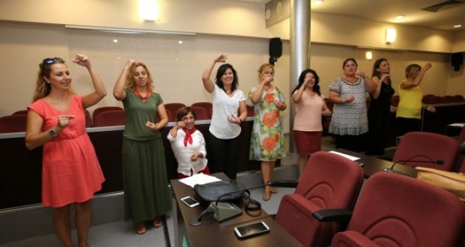 Karşıyaka Belediyesi çalışanlarına işaret dili eğitimi