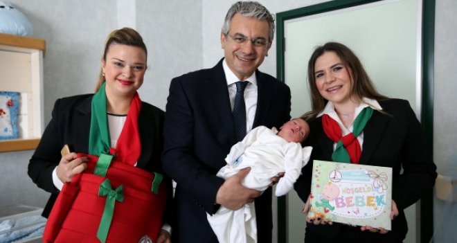 Karşıyaka Belediyesi ''Hoşgeldin bebek'' ile ailelerin sevincini paylaşıyor
