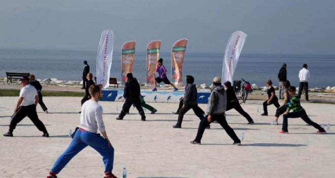 Karşıyaka Belediyesi sabah sporunu açık alanlara taşıdı
