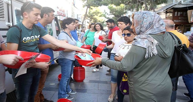 Karşıyaka Belediyesi su ve mama kabı dağıttı...