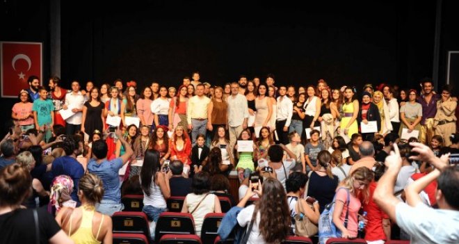Karşıyaka Belediyesi Tiyatro Kursu final yaptı