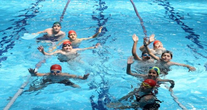 Karşıyaka Belediyesi Yüzme Havuzu doldu taştı