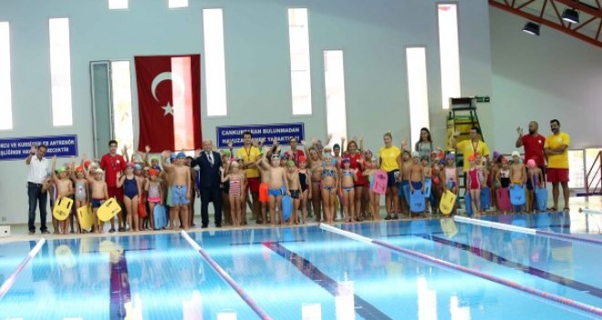 Karşıyaka Belediyesi Yüzme kursu final yaptı