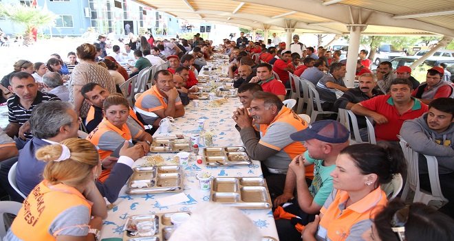 Karşıyaka Belediyesi'nde bayram yemeği...