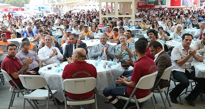 Karşıyaka Belediyesi'nden geleneksel bayram yemeği...