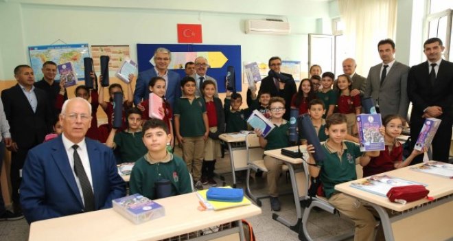 Karşıyaka Belediyesi'nden okullara öğrenme setleri ile satranç takımları... 