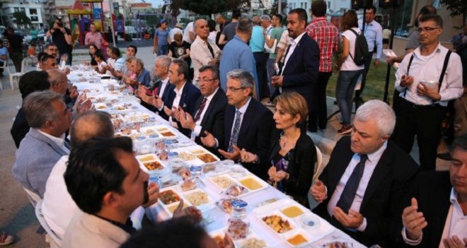 Karşıyaka Belediyesi'nin Örnekköy iftarına büyük ilgi