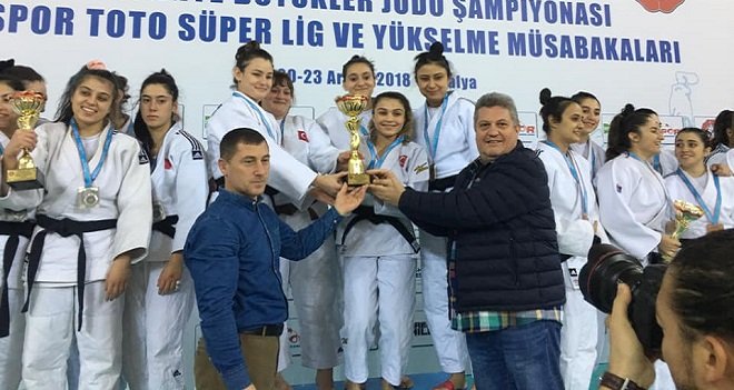 Karşıyaka Belediyespor judo bayanlarda süper lige yükseldi