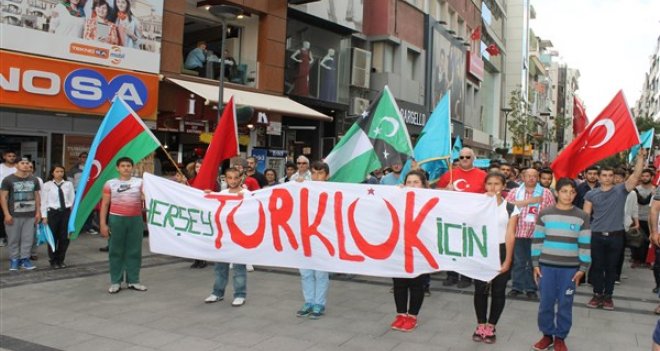 Karşıyaka Çarşı’da ''Türkçülük Günü’’ yürüyüşü