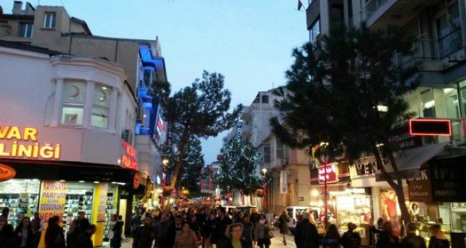 Karşıyaka Çarşısı yeni yıl için süsleniyor...