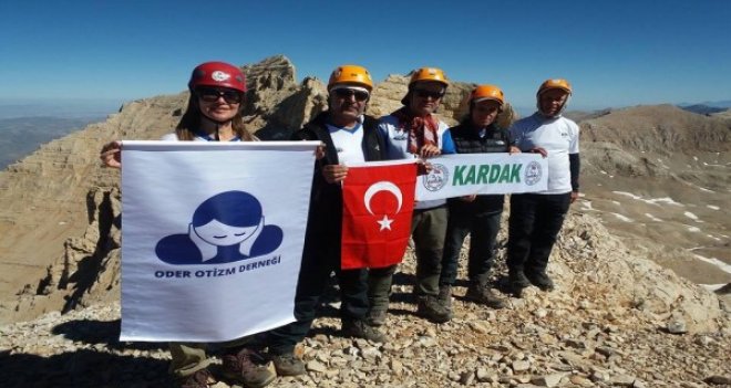 Karşıyaka Dağcılık Kulübü bu kez otizm için zirve yaptı