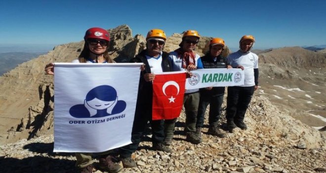 Karşıyaka Dağcılık Kulübü bu kez otizm için zirve yaptı